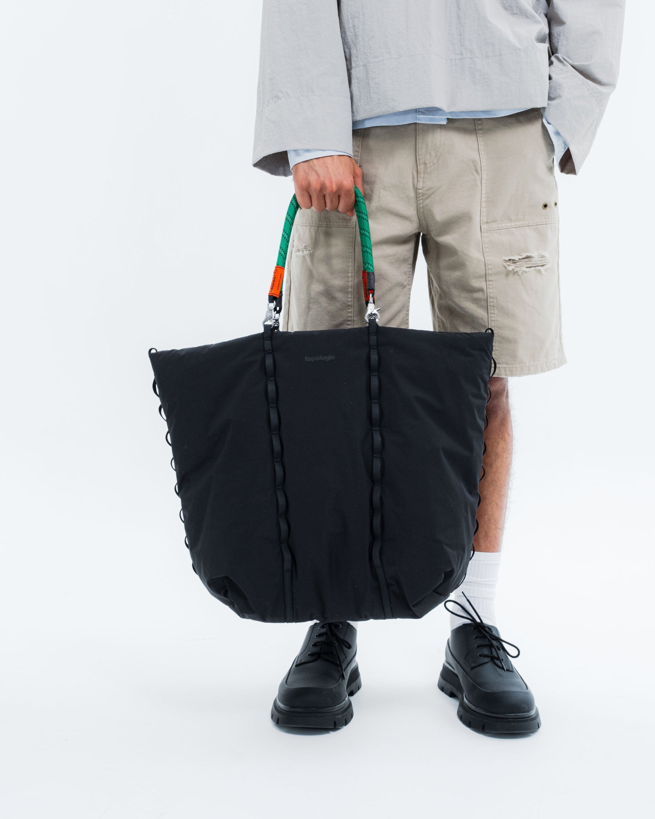 2024最新のスタイル Cloud_Tote_Black_Onbody_1_da43 バッグ