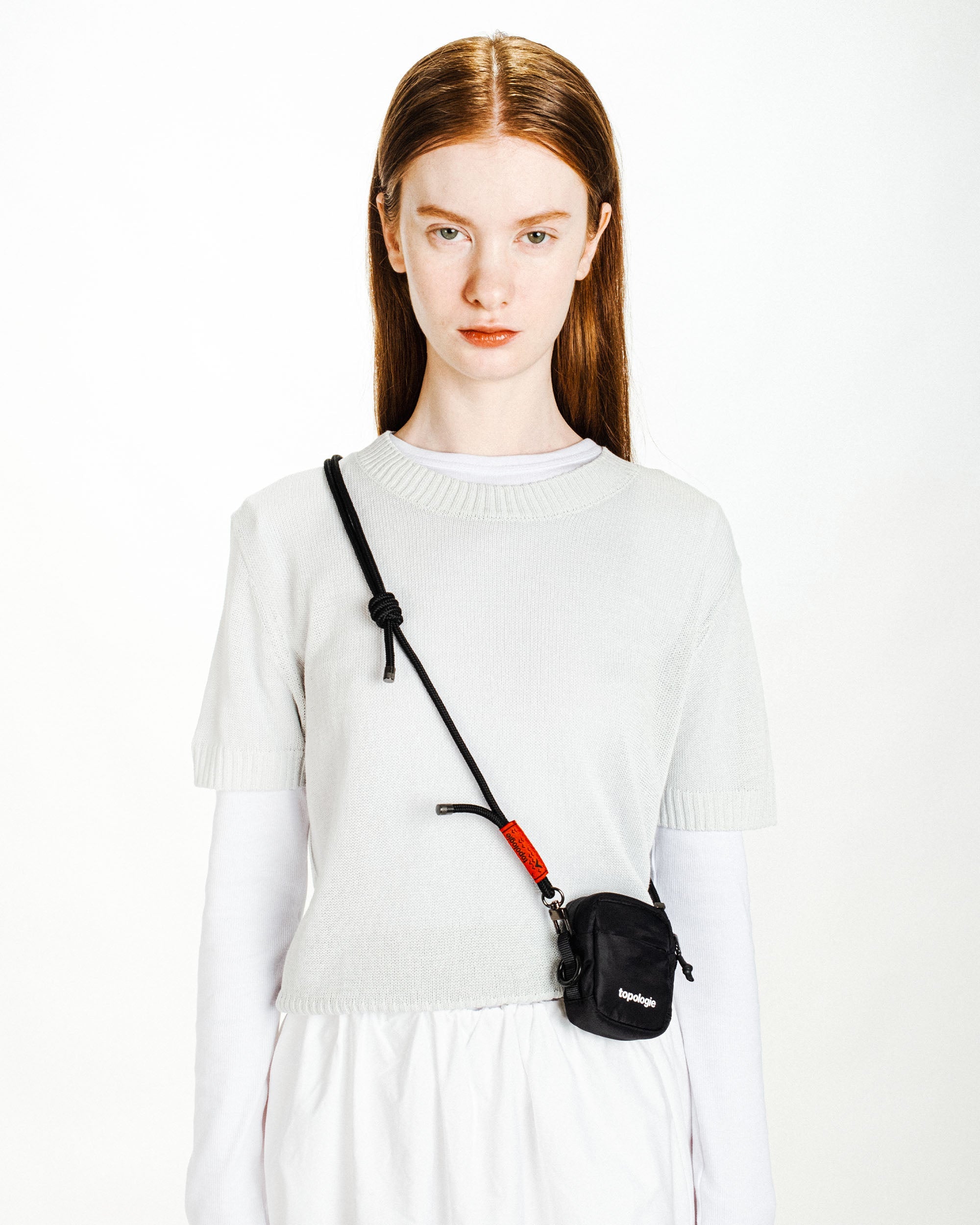 美品 topologie サコッシュ　ティンボックス ストラップ付き Minitinboxblack_Onbody2_cfa07b