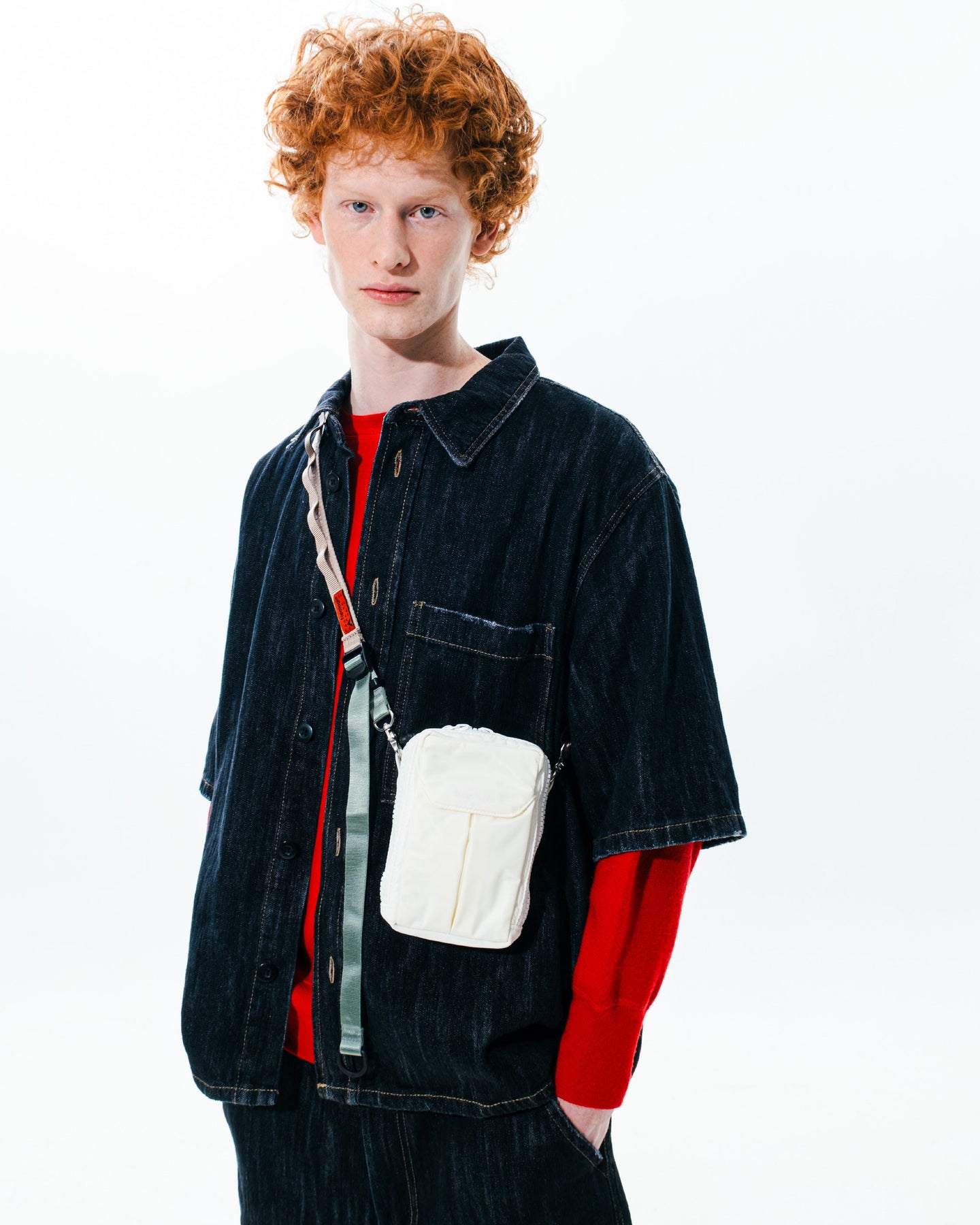 Utility Phone Sacoche (ユーティリティ フォン サコッシュ) / Taupe / Bungee Wrist Strap / Topologie Red