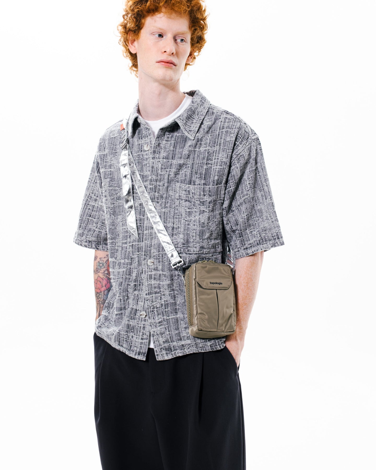 Utility Phone Sacoche (ユーティリティ フォン サコッシュ) / Taupe / Bungee Wrist Strap / Topologie Red