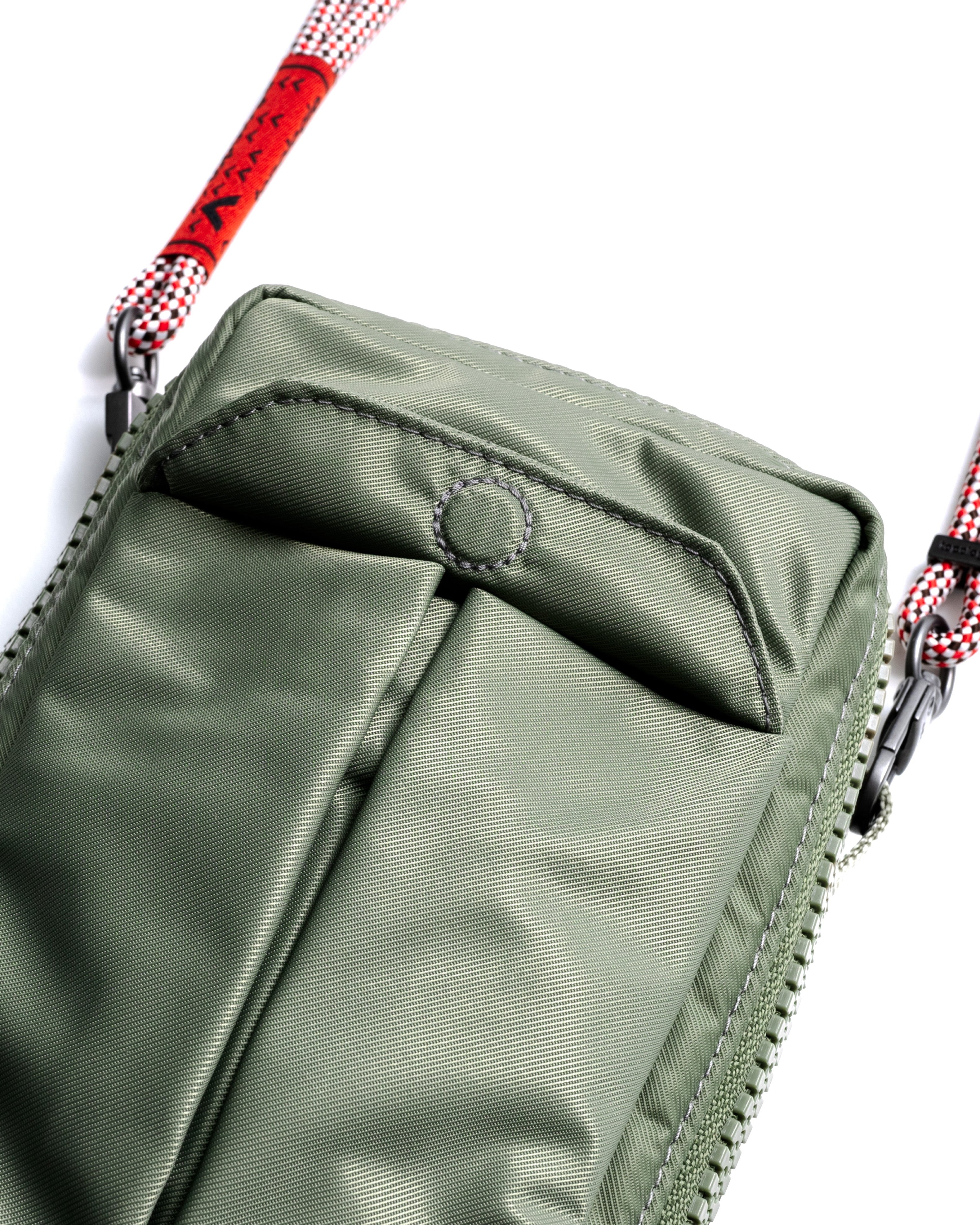 Utility Phone Sacoche (ユーティリティ フォン サコッシュ) / Taupe / Bungee Wrist Strap / Topologie Red