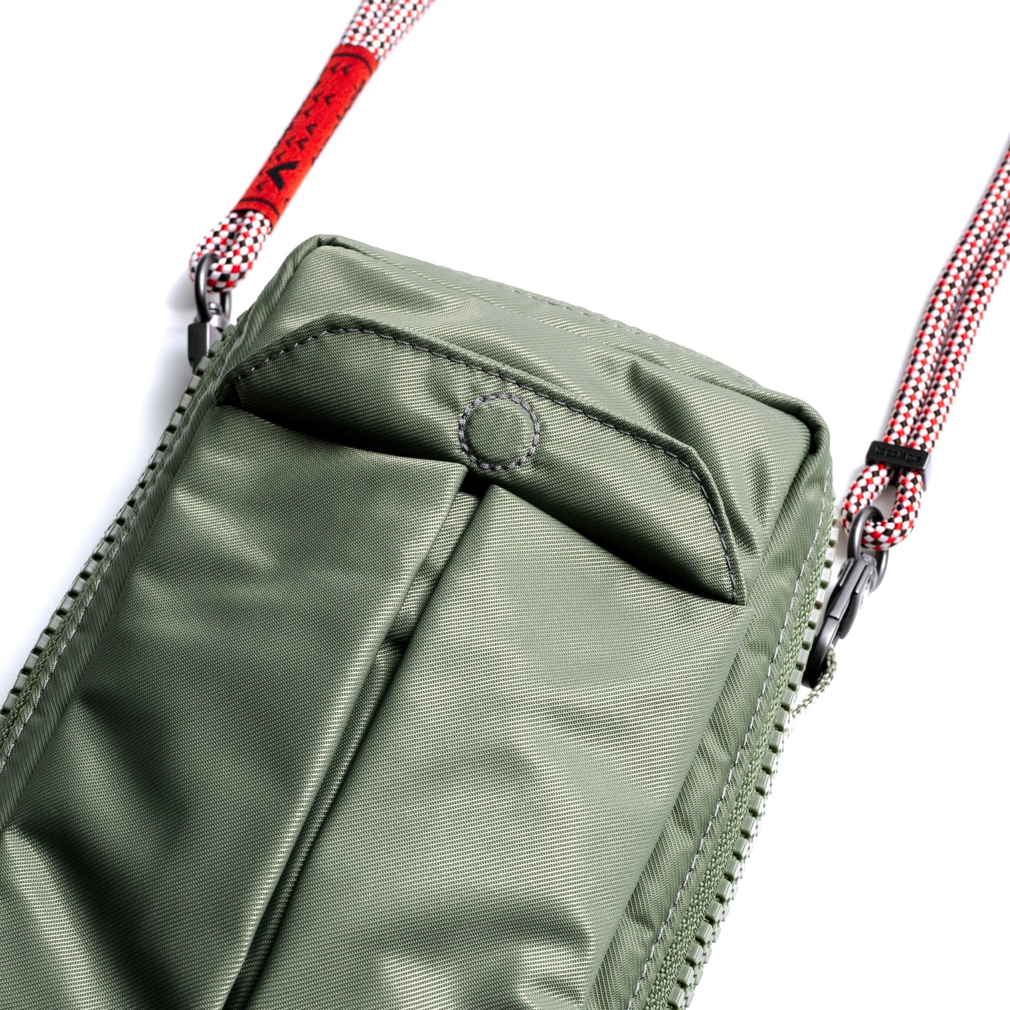 Utility Phone Sacoche (ユーティリティ フォン サコッシュ) / Taupe / Bungee Wrist Strap / Topologie Red