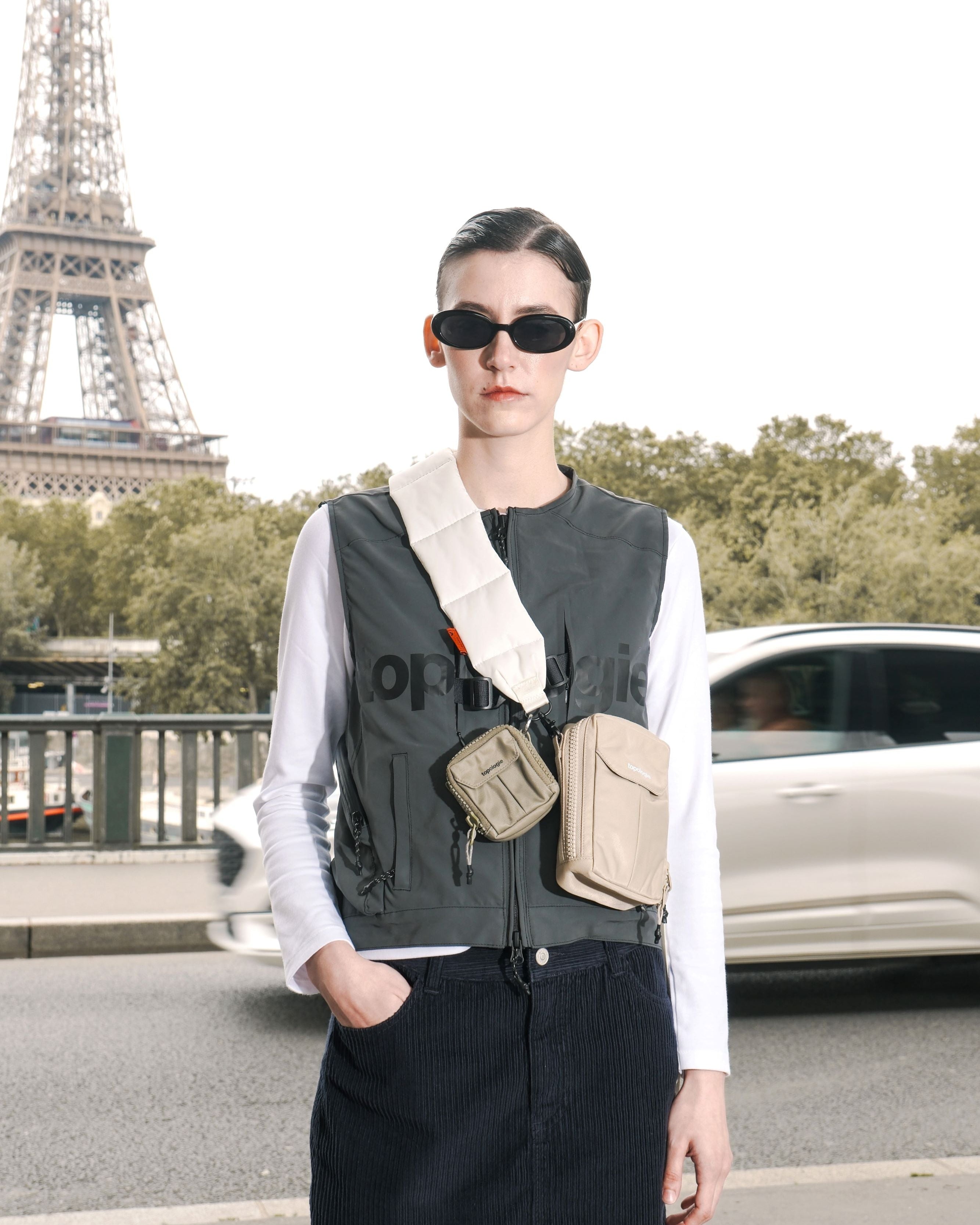 Utility Phone Sacoche (ユーティリティ フォン サコッシュ) / Taupe / Bungee Wrist Strap / Topologie Red